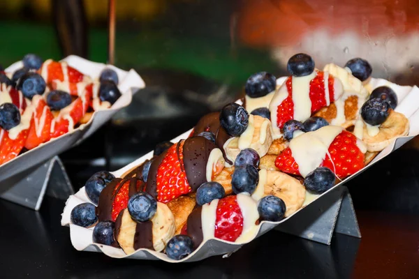 Dolce Street Food Waffle Piccole Frittelle Con Vari Condimenti Frutta — Foto Stock