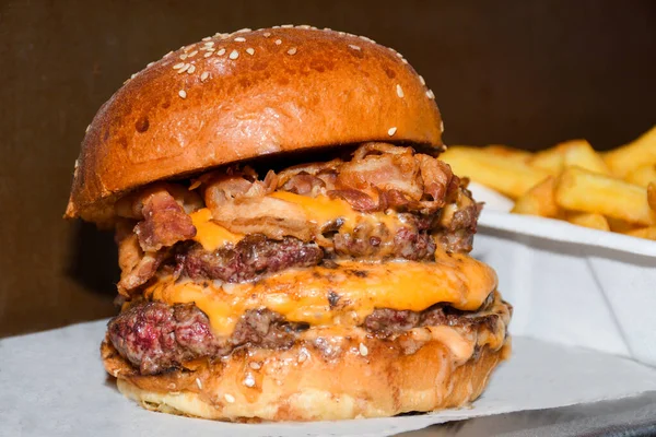 Hamburguesa Fresca Derretida Lista Para Comer Durante Festival Comida Rápida — Foto de Stock