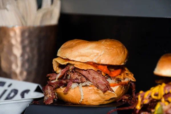 Hamburguesa Fresca Derretida Lista Para Comer Durante Festival Comida Rápida — Foto de Stock