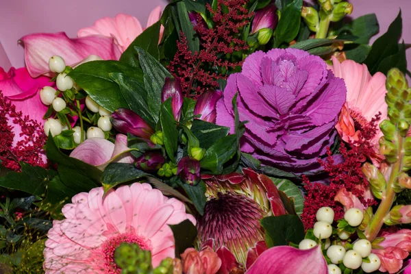 Bir buket çok renkli çiçek. Taze bahar çiçekleri, Sevgililer Günü için çiçek arkaplanı, Anneler Günü, Kadınlar Günü, 1 Mart, 8 Mart, doğum günü veya isim günü