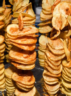 Sokak yemeği festivali sırasında patates sarmalı kızartılmış. Fast food. Bambu çubuğunda kasırga patatesleri