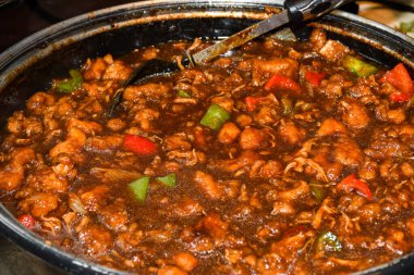 Fast food sokak yemekleri festivalinde büyük tavukta pişirilen tuzlu ve biberli tavuk.