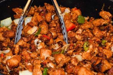 Fast food sokak yemekleri festivalinde büyük tavukta pişirilen tuzlu ve biberli tavuk.