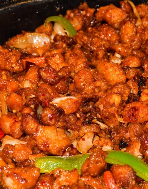 Fast food sokak yemekleri festivalinde büyük tavukta pişirilen tuzlu ve biberli tavuk.