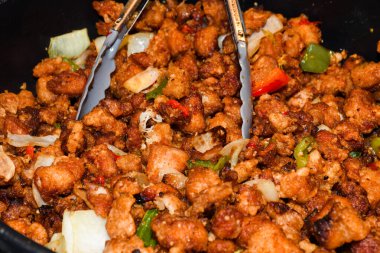 Fast food sokak yemekleri festivalinde büyük tavukta pişirilen tuzlu ve biberli tavuk.