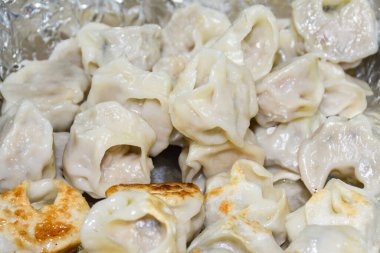 Geleneksel Nepalli yemek anneleri tabağı. Buharda pişirilmiş soslu anneler. Üst Manzara. Taze Yemek Büfesi Yemek Yemeği Paylaşım Partisi Konsepti