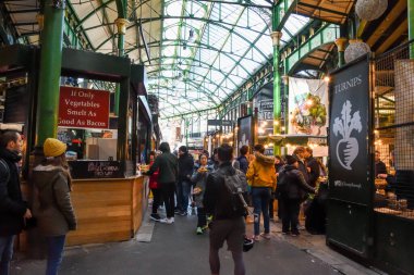 Londra, İngiltere, 25 Ocak 2020: Borough Market, İngiltere 'nin Southwark kentinde bir toptan satış ve perakende satış pazarı salonu. Londra 'daki en büyük ve en eski gıda pazarlarından biridir.