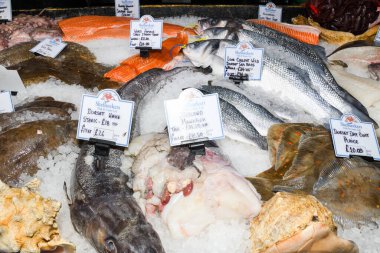 Pazarda buzda taze deniz ürünleri.