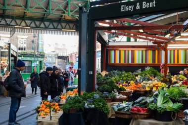 Londra, İngiltere, 25 Ocak 2020: Borough Market, İngiltere 'nin Southwark kentinde bir toptan satış ve perakende satış pazarı salonu. Londra 'daki en büyük ve en eski gıda pazarlarından biridir.