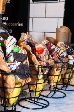 Sokak yemekleri: Waffle ve çeşitli malzemeler ve meyveli krep konileri. Taze Yemek Büfesi Yemek Yemeği Paylaşım Partisi Konsepti