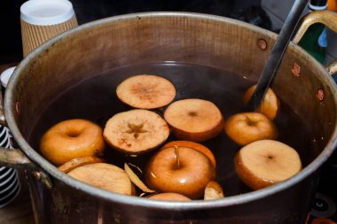 Cadılar Bayramı, Şükran Günü. Geleneksel sonbahar ve kış içkisi ve kokteyl. Elma, narenciye, portakal, limon, zencefil, tarçın ve anason ile baharatlı sıcak sangria şarabı. Köylü yemekleri Noel festivali konsepti