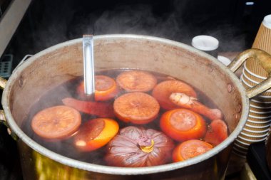 Cadılar Bayramı, Şükran Günü. Geleneksel sonbahar ve kış içkisi ve kokteyl. Elma, narenciye, portakal, limon, zencefil, tarçın ve anason ile baharatlı sıcak sangria şarabı. Köylü yemekleri Noel festivali konsepti