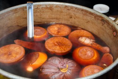 Cadılar Bayramı, Şükran Günü. Geleneksel sonbahar ve kış içkisi ve kokteyl. Elma, narenciye, portakal, limon, zencefil, tarçın ve anason ile baharatlı sıcak sangria şarabı. Köylü yemekleri Noel festivali konsepti