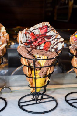 Sokak yemekleri: Waffle ve çeşitli malzemeler ve meyveli krep konileri. Taze Yemek Büfesi Yemek Yemeği Paylaşım Partisi Konsepti