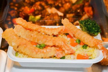 Yemek festivalinde sokak yemekleri sergileniyor. Meksika, Hindistan, Asya, İngiliz spesiyaliteleri. Taze Yemek Büfesi Yemek Yemeği Paylaşım Partisi Konsepti