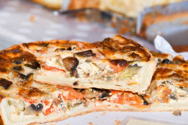 Kiş, tuzlu muhallebi ve peynir, et, deniz ürünleri veya sebzelerle dolu hamur kabuğundan oluşan bir Fransız turtasıdır. En iyi bilinen çeşidi quiche Lorraine 'dir.