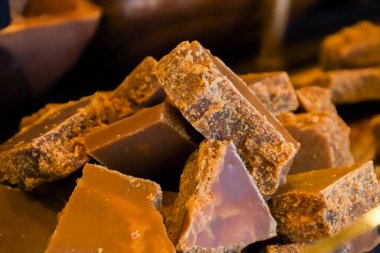 Bir yığın ev yapımı karamel. Karamelli şeker grupları, marketteki masa tezgahında izole edilmiş. Şekerli karamel şekerler izole edilmiş.