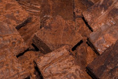 Bir yığın ev yapımı karamel. Karamelli şeker grupları, marketteki masa tezgahında izole edilmiş. Şekerli karamel şekerler izole edilmiş.