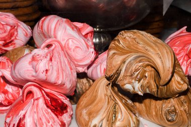 Fransız kremalı vanilyalı kurabiyeler fırında ya da pastanede satılmak üzere birbiri ardına yığılıyor. Taze Yemek Büfesi Yemek Yemeği Paylaşım Partisi Konsepti