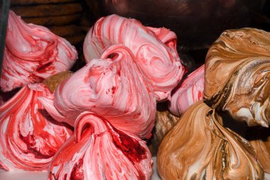 Fransız kremalı vanilyalı kurabiyeler fırında ya da pastanede satılmak üzere birbiri ardına yığılıyor. Taze Yemek Büfesi Yemek Yemeği Paylaşım Partisi Konsepti