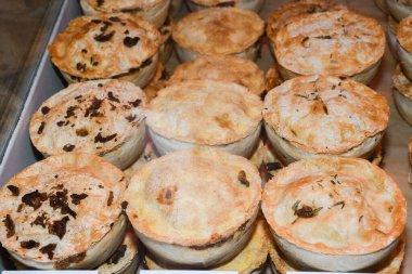 Vitrine tıkılmış İngiliz turtası, pastanede satılık.