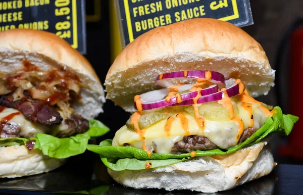 Hamburguesa Fresca Derretida Lista Para Comer Durante Festival Comida Rápida — Foto de Stock