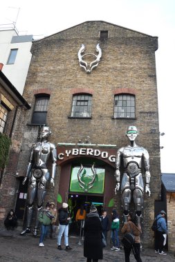 Londra, İngiltere, 25 Ocak 2020: Londra 'da Camden Market sokak yemekleri ve alışveriş bölgesi