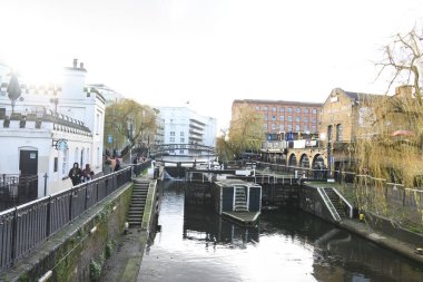 Londra, İngiltere, 25 Ocak 2020: Londra 'da Camden Market sokak yemekleri ve alışveriş bölgesi