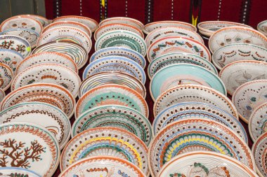 Çiftçi pazarında geleneksel Romen çömleği satışı