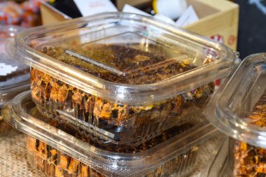 Çiftçi pazarında satılık bal ürünleri. Bal, bal tarağı, polen, balmumu, bambu derisi