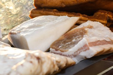Romanya 'nın geleneksel tuzlu domuz eti spesiyalitesi slanina, çiftçi pazarı veya ülke fuarında tezgahın üzerinde yer alıyor