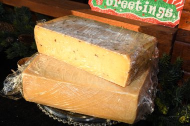 Peynir tekerlekleri satılık.