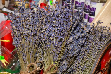 Lavanta kurutulmuş çiçek süslemeleri festival sırasında satışta.