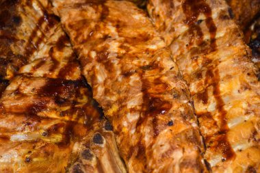 Sağlıksız, yağlı, yağlı, et dilimleri karışımı, fast food festivalinde büyük bir tencerede kızarma. Geleneksel Romanya yemeği olan 