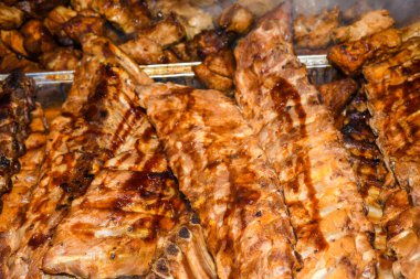 Sağlıksız, yağlı, yağlı, et dilimleri karışımı, fast food festivalinde büyük bir tencerede kızarma. Geleneksel Romanya yemeği olan 