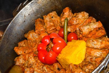 Et, pirinç ve sebzeli lahana ruloları. Etli lahana dolması. Chou farci, dolma, sarma, golubtsy veya golabki. Üst manzara, büyük bir tencerede 