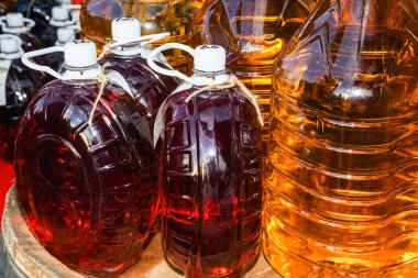 Noel pazarında satılmak üzere büyük kapta sıcak şarap.