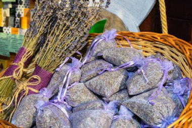 Lavanta kurutulmuş çiçek süslemeleri festival sırasında satışta.