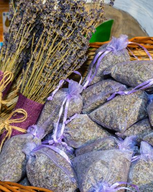 Lavanta kurutulmuş çiçek süslemeleri festival sırasında satışta.