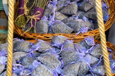 Lavanta kurutulmuş çiçek süslemeleri festival sırasında satışta.