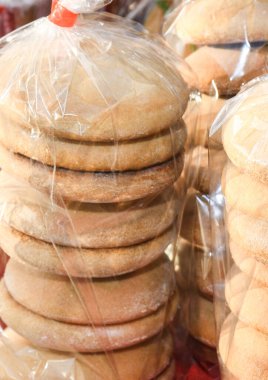 Çikolata parçacıklı kurabiyeler. Çifte çikolatalı kurabiyeler. Pazarda satılık.