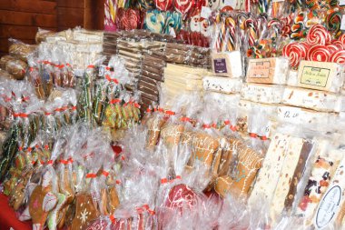 Avrupa 'da bir Noel Pazarı' nda şeker kamışları sergilendi. Noel şeker pazarında sergilenecek. Tatil sokağı pazarı, şekerleme dükkanı