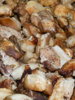 Sağlıksız, yağlı, yağlı, et dilimleri karışımı, fast food festivalinde büyük bir tencerede kızarma. Geleneksel Romanya yemeği olan 