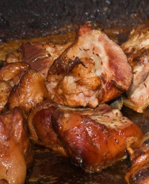 Sağlıksız, yağlı, yağlı, et dilimleri karışımı, fast food festivalinde büyük bir tencerede kızarma. Geleneksel Romanya yemeği olan 