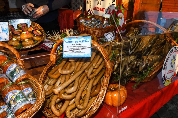 Diverse Vleeswaren Worsten Chorizo Specerijen Een Donkere Tafel Zicht Van — Stockfoto