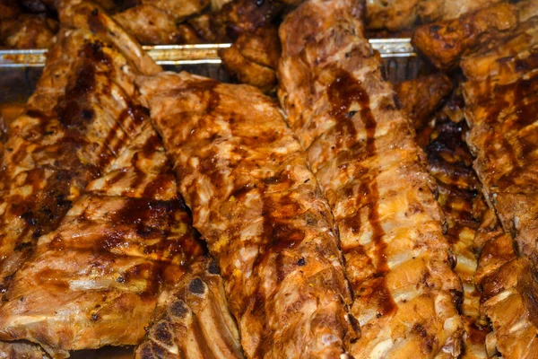 不健康 肉片混合 在大锅中油炸 在快餐节期间 传统的罗马菜叫做 Pomana Porcului 意思是猪肚 配售猪肉 — 图库照片