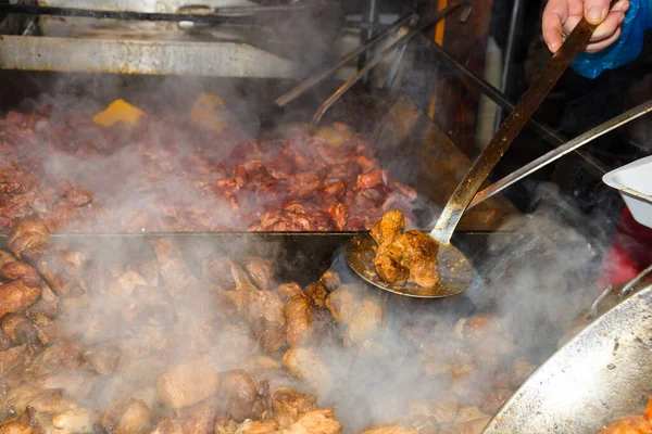 Insalubre Gorduroso Oleoso Mistura Partes Carne Fritando Grande Pote Durante — Fotografia de Stock