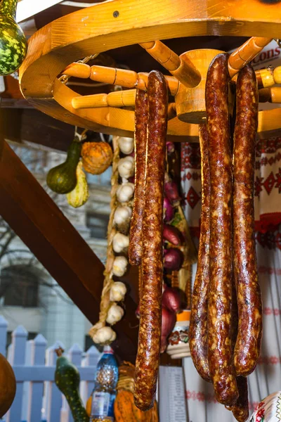 Diverse Vleeswaren Worsten Chorizo Specerijen Een Donkere Tafel Zicht Van — Stockfoto