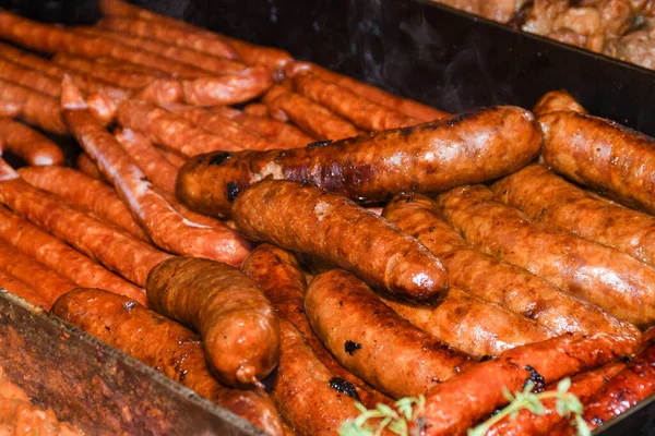 Różne Produkty Mięsne Kiełbaski Chorizo Przyprawy Ciemnym Stole Widok Góry — Zdjęcie stockowe