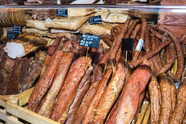 Surtido Productos Cárnicos Salchichas Chorizo Especias Una Mesa Oscura Vista — Foto de Stock